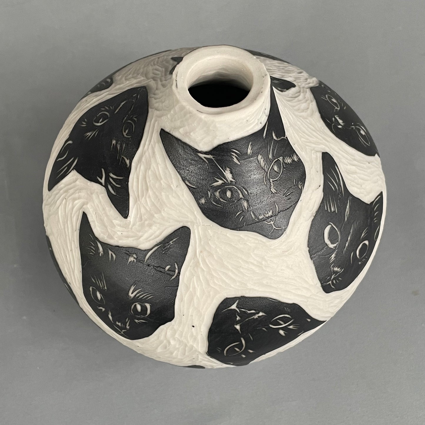 Black cat faces vase