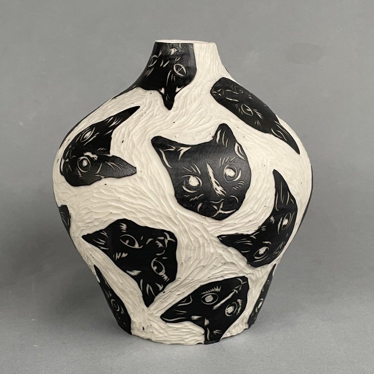 Black cat faces vase