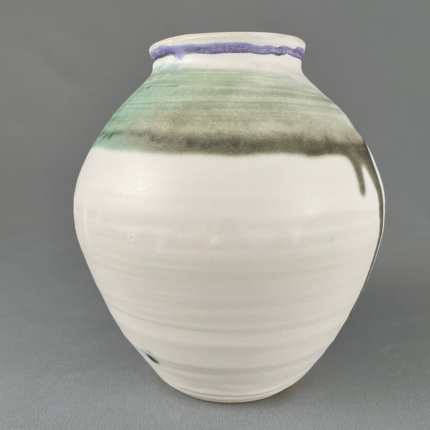 Brilliant white/abstract design vase