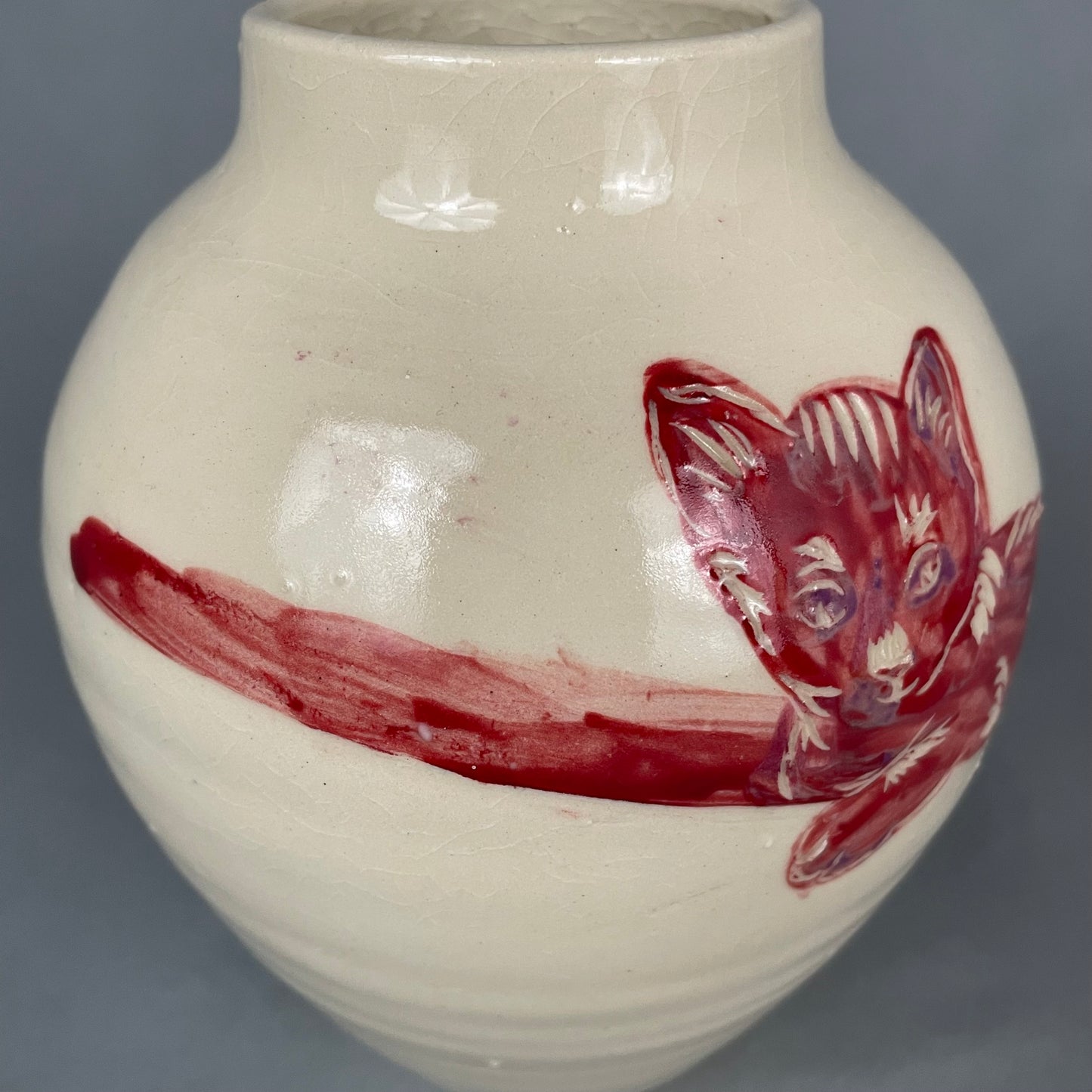 Vase with red kitty