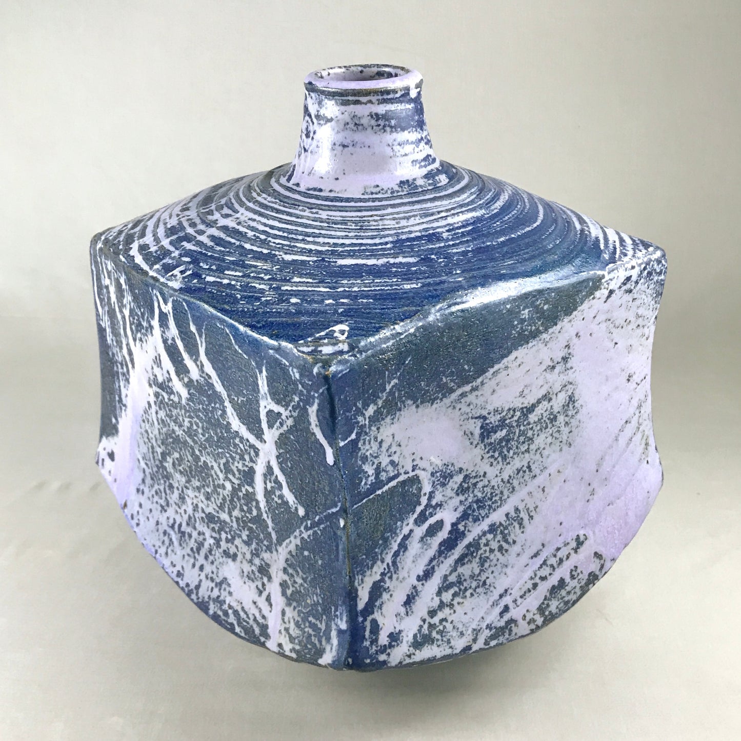 Bold variegated vessel