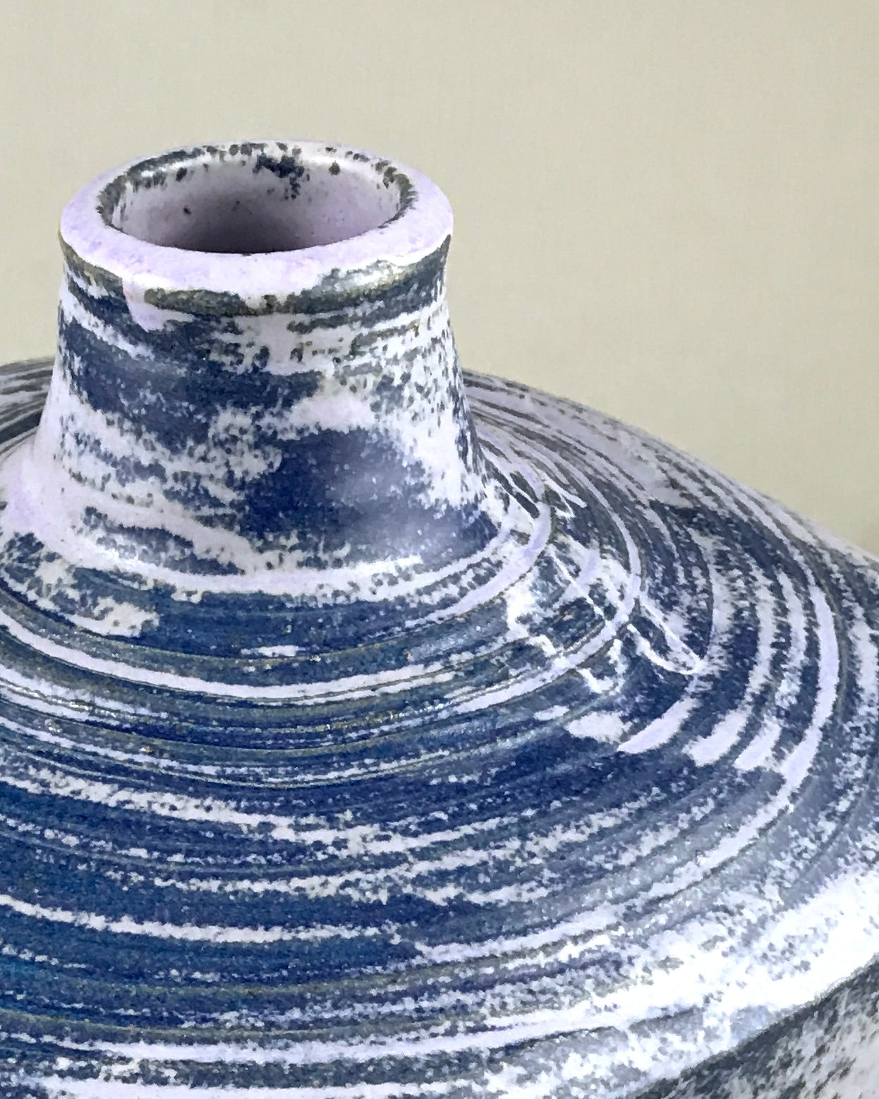 Bold variegated vessel