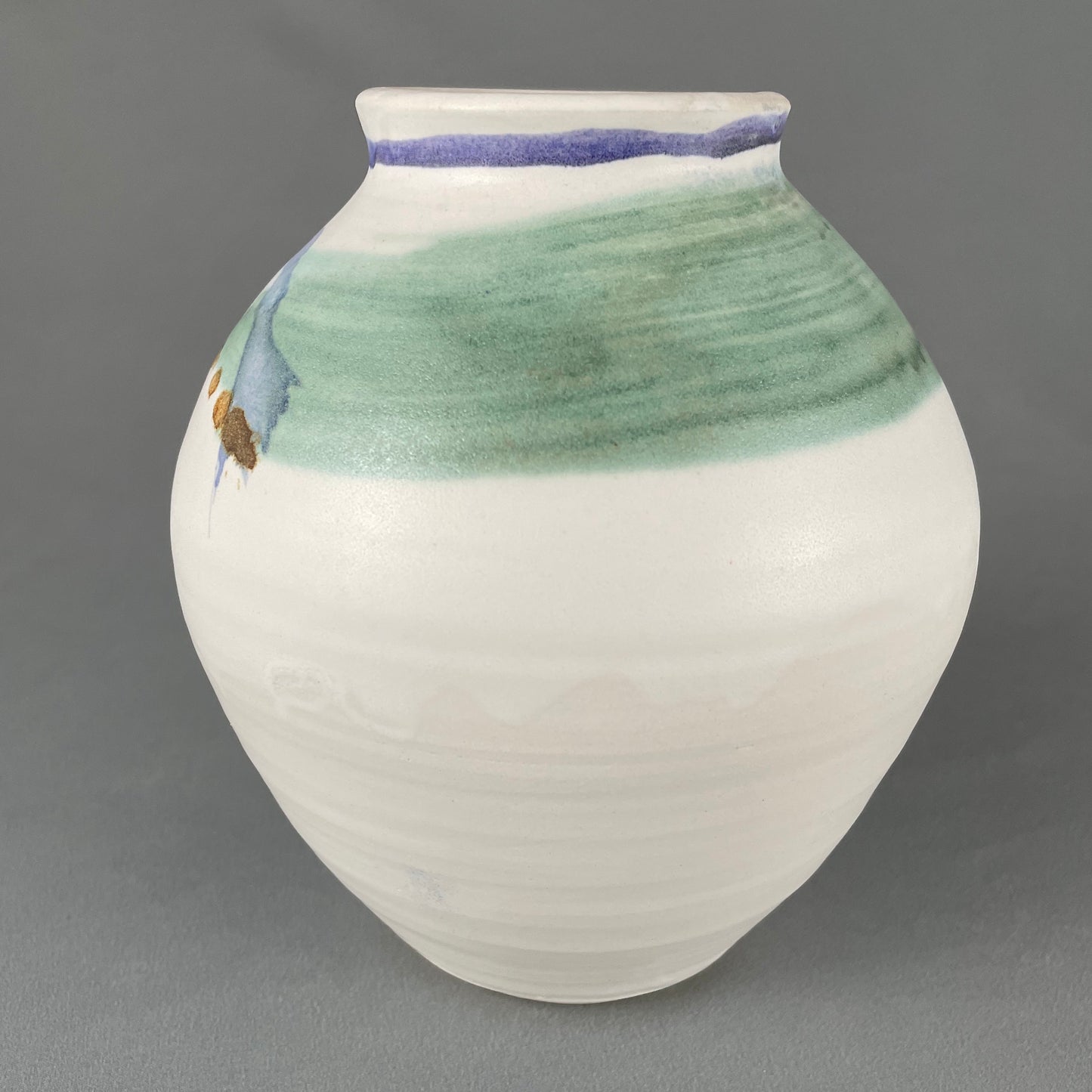 Brilliant white/abstract design vase