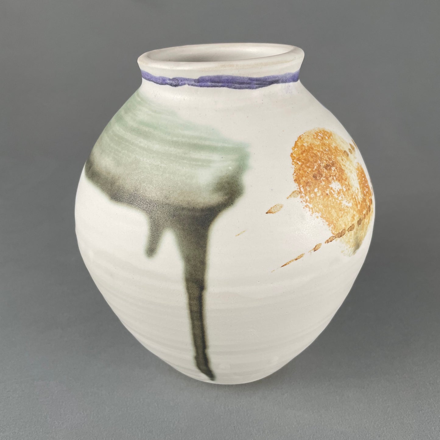 Brilliant white/abstract design vase